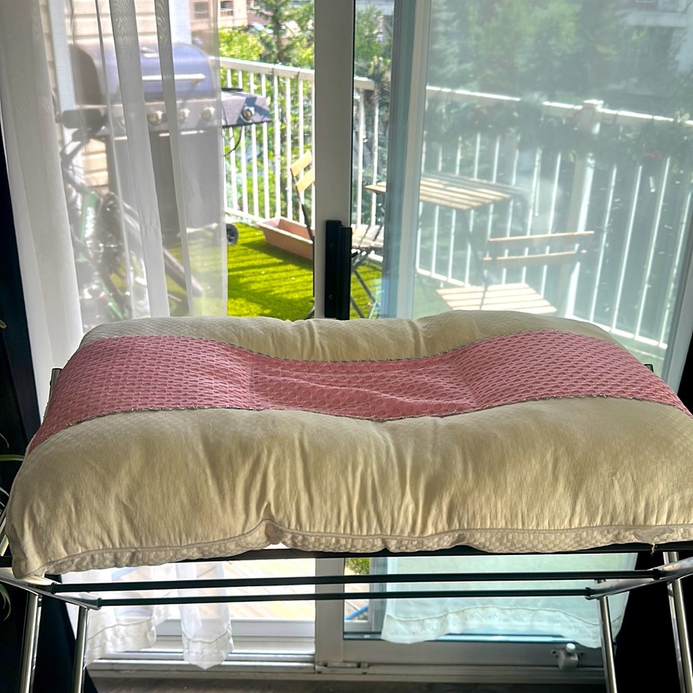 $10 DEAL ‼️- Queen sized pillow for neck adjustment